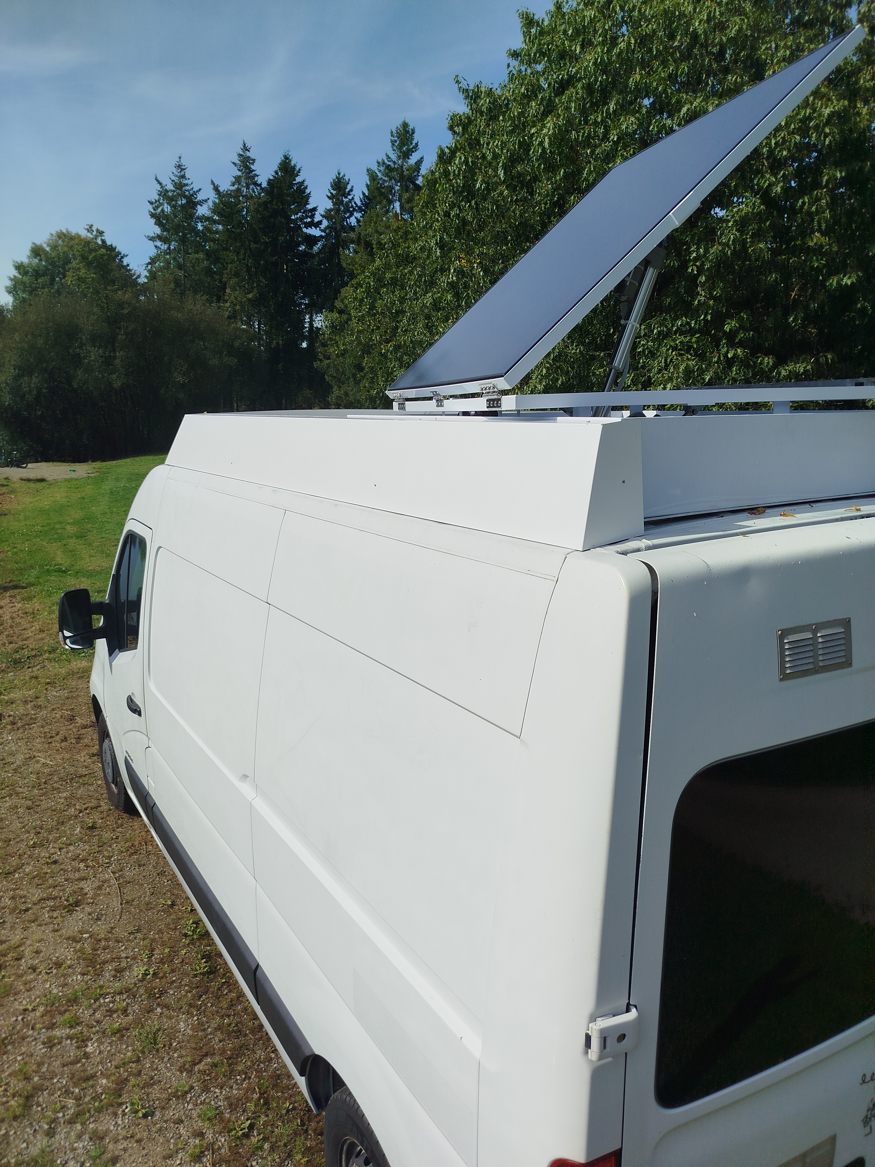 camion fourgon avec tracker solaire pour camping car 